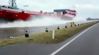 容不得失敗！大船下水濺水花超震撼