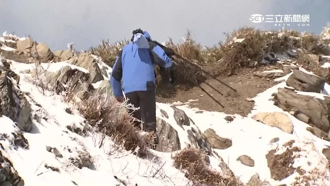 為藝術搏命？遊客徒手爬峭壁拍雪景