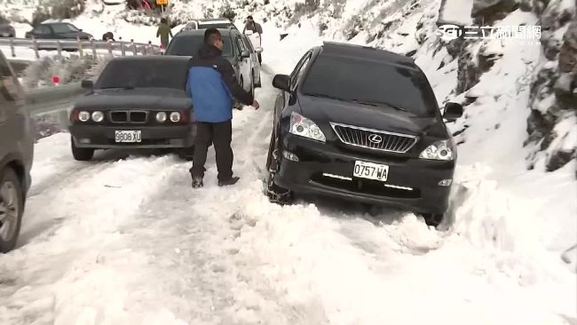 追雪好落漆！車開到一半雪鏈掉下來
