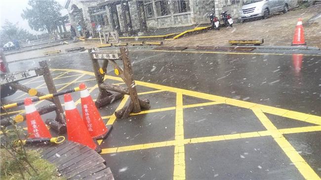 太平山飄罕見三月雪　遊客驚呼連連