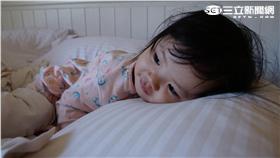 ▲爸爸媽媽及主要照顧者在注意寶寶保暖同時，要特別留意給寶寶一個安全的睡眠環境。（圖／記者李鴻典攝）