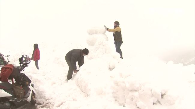不顧危險標示　民眾跨護欄賞雪拍美照