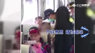 阿伯不知買站票　霸佔座位被警拖下車