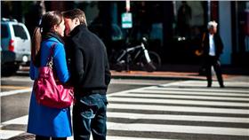 牽手,接吻,外遇(flickr https://www.flickr.com/photos/allenran917/6297465456/in/photolist-aAua5C-qRJbq-6hsrv-dncmXU-7bXVYE-cpTzhs-q14ini-8DzfC9-aaj1bU-aTmCR4-rwpQKW-enqW2F-dpsByL-8w2KtQ-Gzrr-4WNruh-codn7Q-2GEhYi-mYm6N-c7b9i-4c4xAG-5nLZFk-qRJaN-6VUHwu-6WRw86-maxmWr-eexPYz-bxRD6c-6WRxAK-5EbqAp-5C2y1s-7Attf-uU6pP-s4hHYu-dUP333-4Pcktg-5dAtTR-4Azw61-84XZJG-81mHPv-aNoFXc-68HcC9-63juov-qnAtkg-qRJbB-mnLXkj-6SQbL3-dXHeQ-48LFB8-6e8krb)