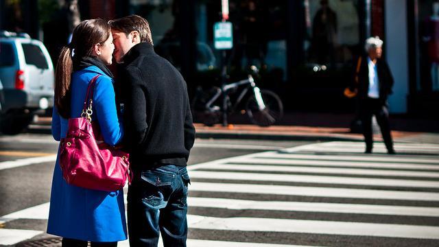 為什麼情侶見面就親嘴？室友回答笑哭網友