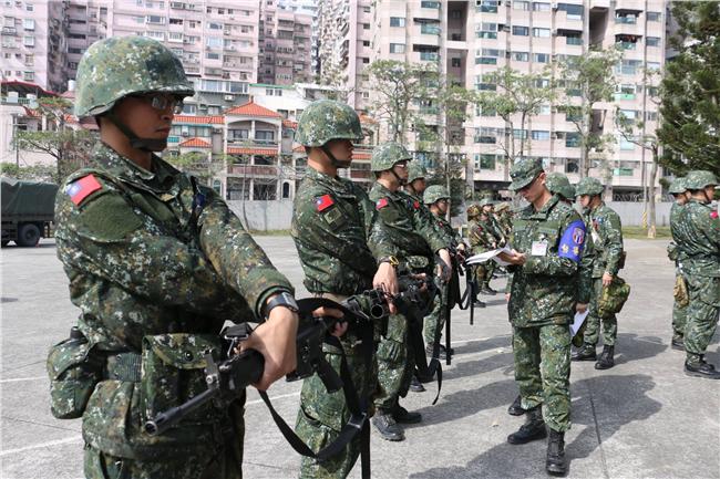 六軍團退役中士班長為籌措母親醫療費，受中共情工人員吸收，利用同袍，翻拍機敏文件，2人皆被起訴。（示意圖／資料畫面）