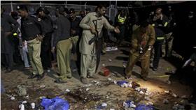 巴基斯坦恐攻，維安組織赴爆炸地點。（圖／路透社／達志影像）