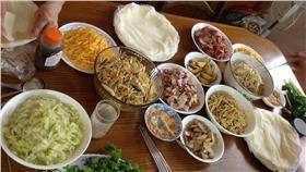 潤餅（圖／攝影者Tzuhsun Hsu, Flickr CC License）16:9
https://www.flickr.com/photos/alberth2/8584591534/in/photolist-e5AgYS-dWj26y-3eiU2i-9vBy3G-6dKQ27-cUxw7s-cUyQoG-cUz9KJ-cUzb7b-cUxEkQ-cUxMg7-cUxv3C-dQcNgX-cUzM7q-cUyVi5-cUzm7j-cUwNLL-cUztAU-cUx997-cUxdTw-cUyqr1-cUzT9L-cUzxiE-cUyA95-dQcPgK-cUzUwE-cUzjTC-cUwCEj-cUwJtG-cUyXXy-cUxkuj-cUyCqh-cUx1Ku-cUzNzj-cUz7dU-cUx2Ps-cUxaoC-cUxnmy-cUznfQ-cUziDf-cUxuaA-cUz1Kq-cUy8G3-cUyDAd-cUxPK5-cUzhtY-cUyJ8w-cUxr5E-cUxpyN-cUzH2w