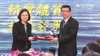 參觀漢翔　蔡英文籲自己的軍機自己造