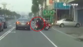 想耍帥？騎士三貼蛇行　下秒撞車自摔