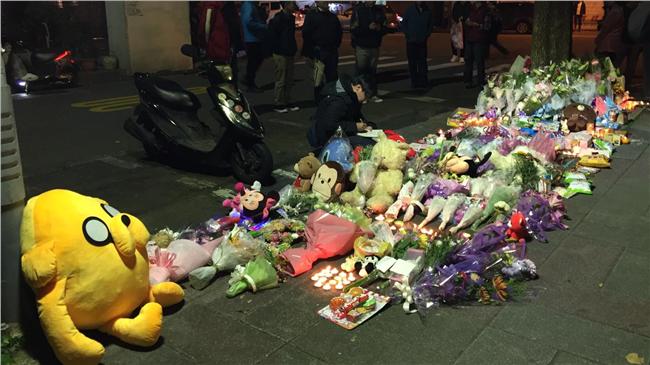 盼「小燈泡」當天使　民眾赴現場哀悼