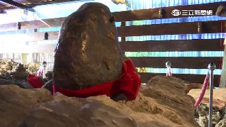 咖啡廳擺巨大隕石　號稱對人體有益