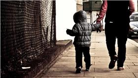 親子,牽手（圖／攝影者Hernán Piñera, Flicker CC License）