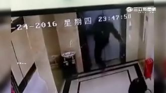 噗！電梯等不來　爆男助跑飛踢摔下樓