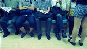 捷運
大眾運輸
翻攝https://www.flickr.com/photos/k835136/7743765574/in/photolist-cNhPHy-66Yw5W-6Qi3r4-pLWdqk-gSwHN4-mBh3n8-7fZJzW-9z1tTs-yM1tWJ-dF77uE-8YJVUU-oxFBYR-5mkKUz-2FE53G-5G6xwg-fGznPZ-anQGqA-7ubbMW-eSQi71-kxRX4L-5YTiux-4aFHqq-692Jcx-dF76cy-6Ygezj-shp91G-svbvBb-kZQ85X-7wkksp-4GVTCX-okekfJ-ebkbZi-dF762d-9QKygw-74a1AH-a33nuy-74e1Vf-74fUvm-8hoz7u-74fjBm-74fU39-4KVjBt-7tkAs6-Em6GMn-74fNHQ-p5GvkE-oJDdcN-74bmdk-74fhQJ-74gC4E