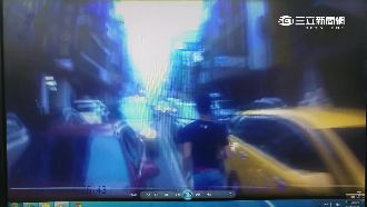 如好萊塢動作片！警穿梭車陣追吸毒犯