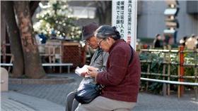 日本老人（圖／攝影者Hajime Nagahata, Flickr CC License）