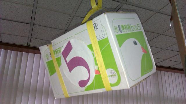 包裹遭丟路邊　郵局竟回：已投遞完成