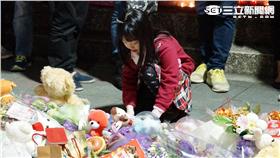 小妹妹到現場弔念女童。（圖／李鴻典攝）