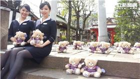 ▲搶日客商機 復興空姐帶櫻花熊登東京鐵塔。（圖／復興航空）