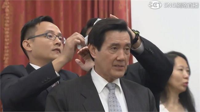 雙英會登場！馬總統會前這樣做被拍到