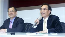 鴻海集團副總裁戴正吳出席記者會說明。中央社記者吳翊寧攝