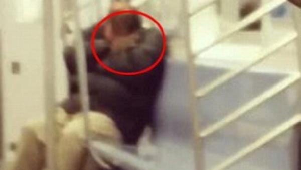 搭地鐵睡覺「被上身」　男驚醒尖叫