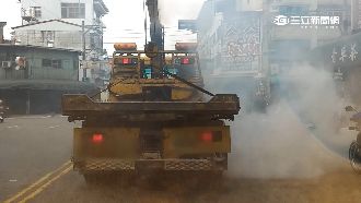 邊開邊冒煙　烏賊車沿路嚇壞人