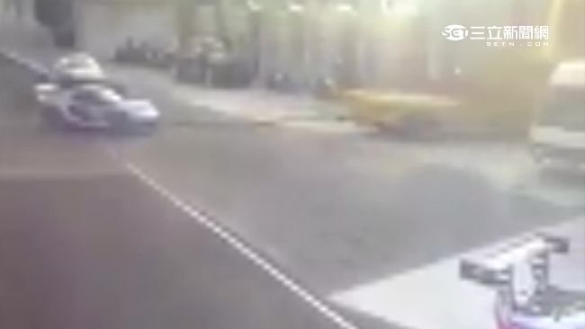 拖吊蓮花跑車竟擦撞　索賠金額談不攏