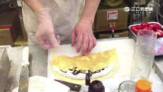 做餅邊摳耳遭控不衛生　可麗餅店喊冤