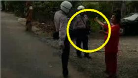 警「迴旋踢」制伏持刀紅衣女