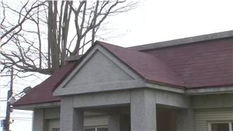 扯！8少年當蜘蛛人　爬屋頂開趴烤肉