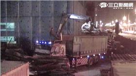 詹嫌駕駛抓斗車竊取鋼筋（翻攝畫面）