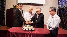 左起校長湯銘哲、前校長梅可望、董事長曾紀鴻、副校長巢志成一同慶祝東海大學59週年生日（圖／翻攝自東海大學網站）