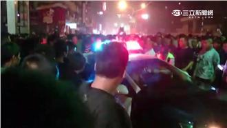 女童遭母前男友劃頸　三百民眾圍警局