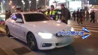 正義哥不滿民眾違停　怒斥員警快開單