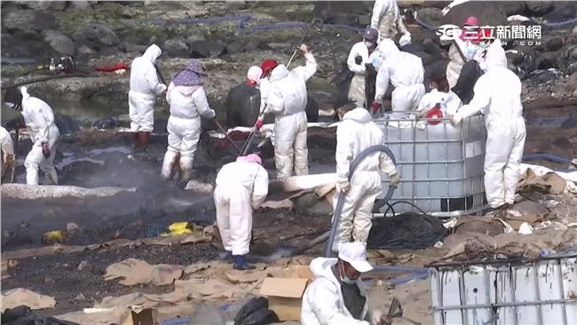 「德翔台北」漏油　磺港海域出現油污