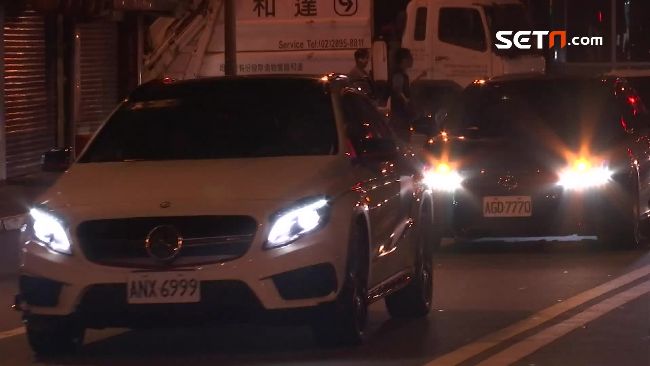 影／跑車齊聚案發現場　追思小燈泡
