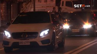 影／跑車齊聚案發現場　追思小燈泡