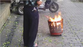 燒金紙(圖／攝影者李 季霖, flickr CC License )
https://www.flickr.com/photos/wishmebehappy/14175591645/