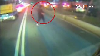 著黑衣穿越馬路　公車撞婦困車底