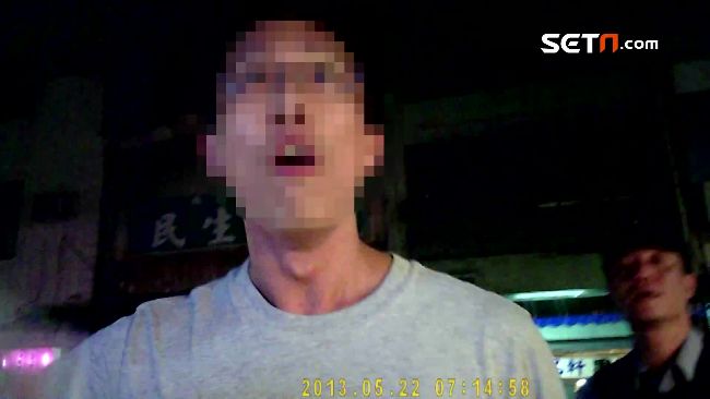 夜市咆哮男貼臉罵人　動作誇張如跳舞