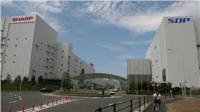 EF
鴻夏戀 大阪(土界)市簽約
鴻海和夏普2日在日本大阪(土界)市SDP舉行簽約儀式。
這個地點對鴻海和夏普來說意義非凡，SDP更是鴻海董事
長郭台銘向夏普展現經營實力的舞台。
中央社記者楊明珠大阪攝 105年4月2日