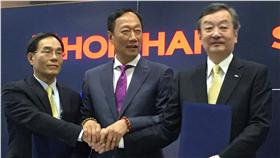 EF
鴻海投資夏普完成簽約
鴻海投資夏普案2日完成簽約，雙方策略聯盟，簽約由
鴻海集團董事長郭台銘（中）、鴻海集團副總裁戴正吳
（左）、與夏普社長高橋興三（右）共同完成。
中央社記者楊明珠大阪攝  105年4月2日