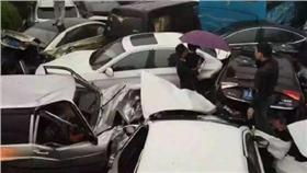 上海連環車禍／微博
http://weibo.com/p/100808700bf573ff05f49d468aa1c6bb3d5f82#_rnd1459588979968