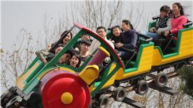 LG
清明連假首日 新竹遊樂園湧人潮（2）
2日是清明連假首日，新竹縣關西鎮的遊樂園全天湧進
約1萬人次遊客數，園方估計，連假4天可望有5萬人次
入園同樂。
（六福村遊樂園提供）
中央社記者魯鋼駿傳真 105年4月2日