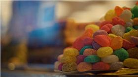 糖果／攝影者Sunny Lapin, flickr CC License
https://www.flickr.com/photos/sunnylapin/11337628243/in/photolist-igSiT2-igSjfe-pPVzrK-pSqSk4-iTcNLM-8yt1eG-dDcUmJ-iYLAmS-gaDkyY-8gycA4-eHrTbv-e3rLgA-cWbDW5-oYJy5T-aeAkwg-qDC5i8-aeAnH4-ociwiA-aUjWgg-afj1VJ-qPvitH-dmR8D6-deYw43-cRjahJ-dCi6LG-oNifw2-q7qKt9-2NAGDd-cUZg6Y-EKu61g-dDm8Pg-qosNuh-pay4VB-7cHWT2-996gbq-dH6W29-nYcBVG-cHVpC1-dEijfB-4Ax8PW-dJMRW2-nWS6SX-9eaagR-9Aig4s-cSaQ2m-9BPpo3-mTU97z-nS9YkR-ah2T8X-cUpJcb