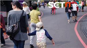 在假日多安排動態休閒活動，帶孩子到戶外活動，親子一起互動