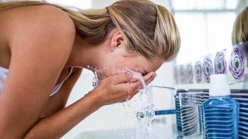 使用洗面乳卸眼妝　妙齡櫃姐險瞎掉