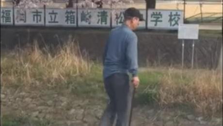 影／不走橋！老爺爺絕技過河嚇壞路人